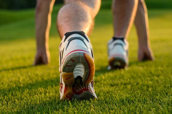 Бегущие ноги бегут по траве . — стоковое фото