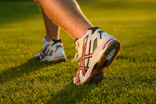 Laufschuhe hautnah im Gras. — Stockfoto