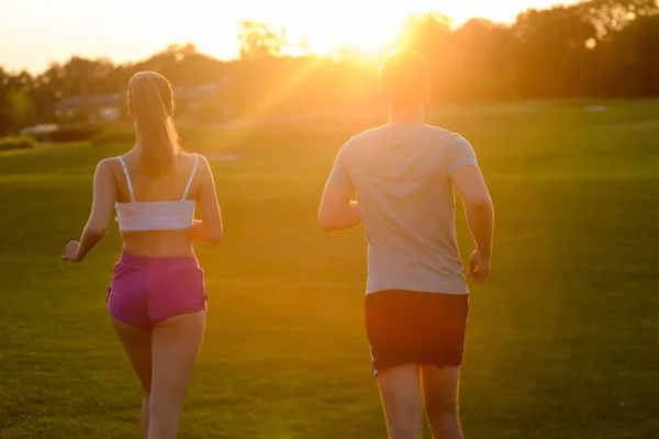 Guy y una chica corriendo en el parque . —  Fotos de Stock