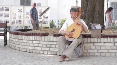 ARP Kilisenin avlusunda oynarken adam.