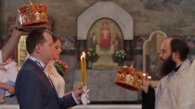 Ayin altın kron ile.