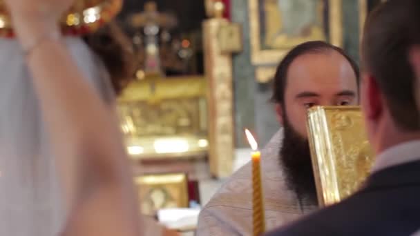 La mariée et le marié dans l'église. — Video