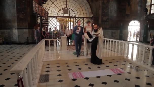 Svatba v kostele. — Stock video