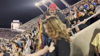 Orlando, Florida, ABD - 03.02.2024: İnsanlar stadyum koltuklarında canlı yayını izliyor. Seyirciler, şova tepki veren yetişkinleri ve çocukları içeriyor..