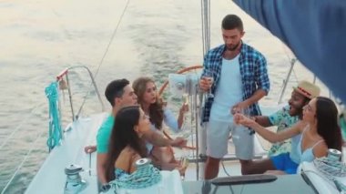 Gençlerin yelkenli yat dinlenme.