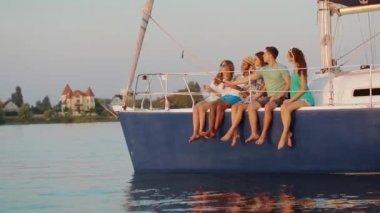 Neşeli şirketin bir yatta doğum günü kutluyor.