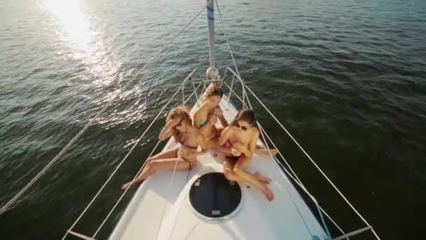 Flickorna njuta av semestern på en yacht. — Stockvideo