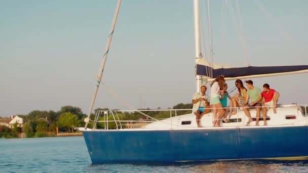 Ungdomsparti på en yacht. — Stockvideo