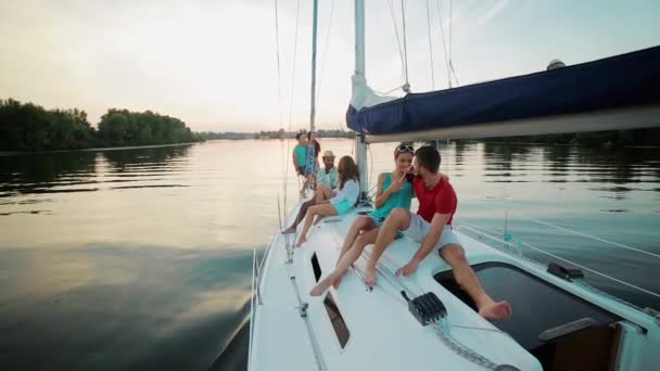 Amare le coppie di relax su uno yacht . — Video Stock