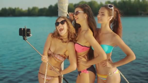 Girls do selfie on a yacht. — Stock Video