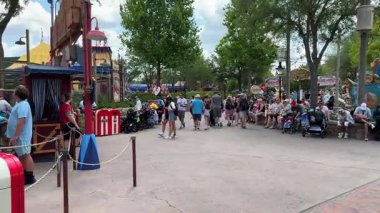Orlando, Florida, ABD - 05.06.2024: Ziyaretçiler Macera Parkı 'nın Fantasyland bölümünde toplandılar. Aileler ve çocuklar sirk temalı bir alanda gezinti ve eğlencenin tadını çıkarıyorlar..