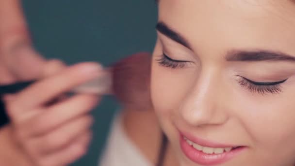 Make-up artiest poeder gezicht voor model. — Stockvideo