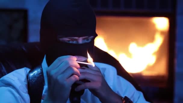 Terrorist få en ljus en cigarr. — Stockvideo