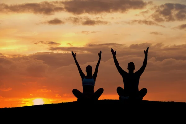 Garçon et fille s'engagent dans le yoga sur la nature . — Photo