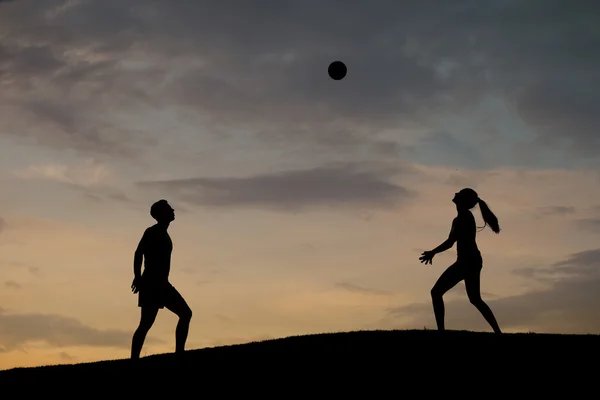 Erkek ve kız Voleybol doğa üzerinde oynarken. — Stok fotoğraf