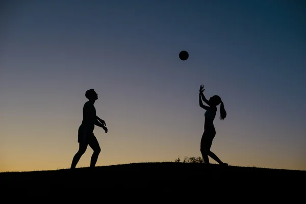 Menino e menina jogando vôlei no fim de semana . — Fotografia de Stock