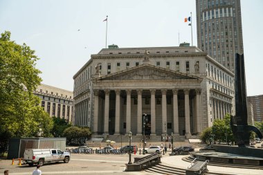 New York City, New York, ABD - 08.01.2024: İkonik New York Adliyesi Foley Meydanı 'ndan alınan heykel ve sütunlarıyla dimdik ayakta duruyor. Dairesel bir çeşme ve bayrak direkleri sivil ve tarihi atmosferi güçlendirir..