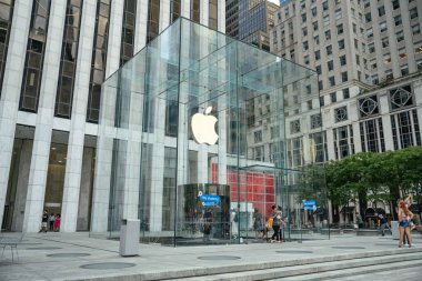New York City, New York, ABD - 08.01.2024: Apple Store 'un ikonik cam küp girişi Manhattan' daki Beşinci Cadde 'de belirgin bir şekilde duruyor. Turistler ve yerliler, yüksek ofis binalarıyla çevrili modern yapının etrafında toplanıyorlar..
