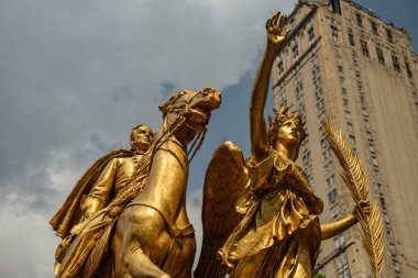Grand Army Plaza, New York 'taki altın General Sherman heykelinin yakın görüntüsü. Heykel, generali at sırtında elinde palmiye dalı tutan kanatlı bir kadın figürüyle tasvir ediyor..