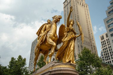 General William Tecumseh Sherman 'ın altın heykeli Manhattan Grand Army Plaza' da gururla duruyor. Atlı heykele, elinde palmiye dalı tutan kanatlı bir Zafer figürü eşlik ediyor..