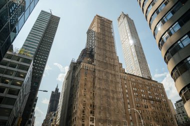 Midtown Manhattan 'da eski ve yeni mimarinin bir karışımı ayakta duruyor. Tarihi bir bina, dış cephesini çevreleyen iskelelerle yenileniyor..