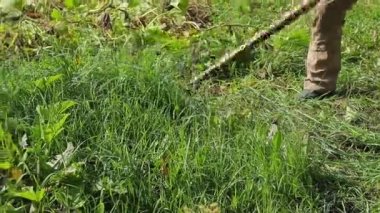 Çimleri biçen adam.