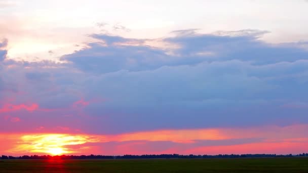 Prachtige zonsondergang op het platteland. — Stockvideo