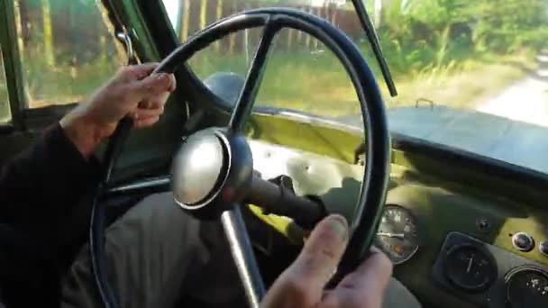 Oude auto gaat door het platteland. — Stockvideo