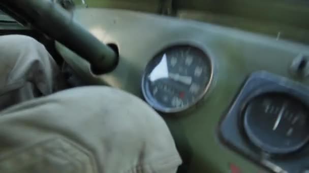 Тахометр в старой машине . — стоковое видео