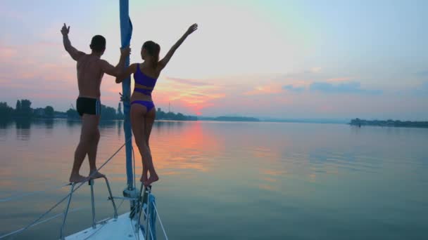 Couple amoureux se détendre sur un yacht . — Video