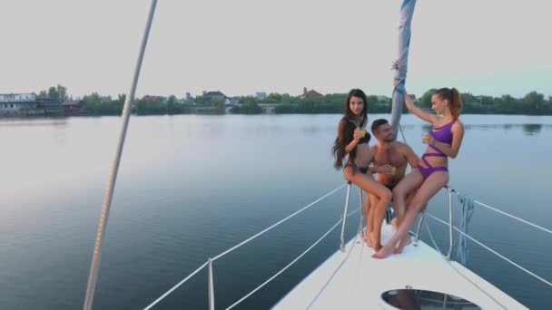 Guy with  girls resting on the yacht. — Stock Video