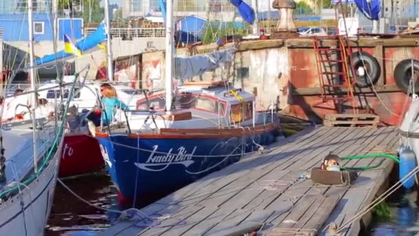 Yachts à voile sur le quai. Vieux bateau dans la baie . — Video