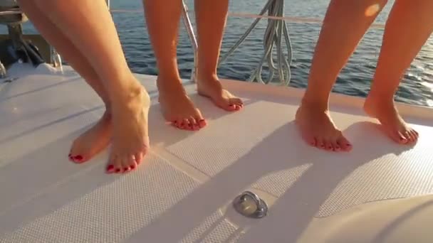 Gemide dans kızları. Kızlar yakın çekim bacaklar. — Stok video