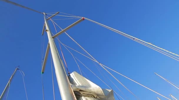 Mast van de jacht. Het zeil van boot verlaagd. — Stockvideo