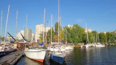 Eski marina. Retro yatlar.