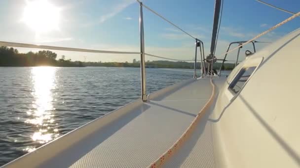 Voyage en mer sur un yacht . — Video