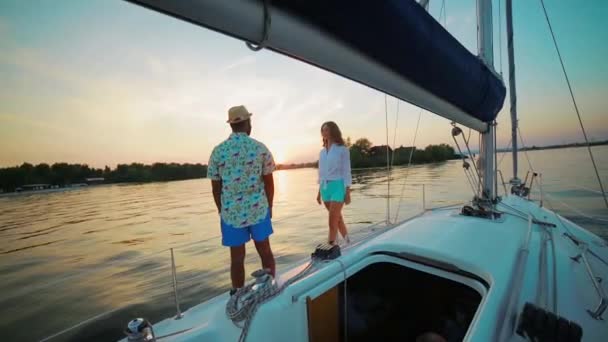 Älskare koppla av på en yacht. — Stockvideo