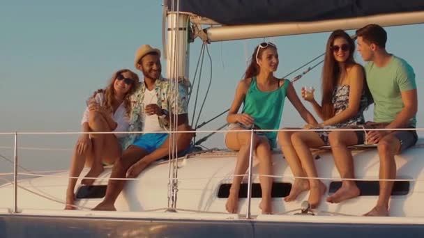 Jeunes se relaxant sur un yacht . — Video