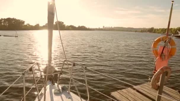 Barco no cais. Estacionamento de iates à vela . — Vídeo de Stock