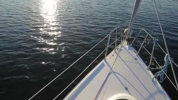 Traveling on a yacht. Yacht in the ocean. — Stock Video
