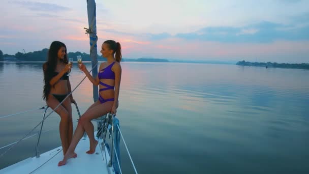 Les filles buvant du champagne sur le yacht . — Video