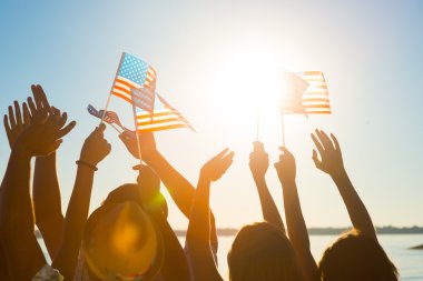 Amerikan bayrakları sallayarak kalabalığı.