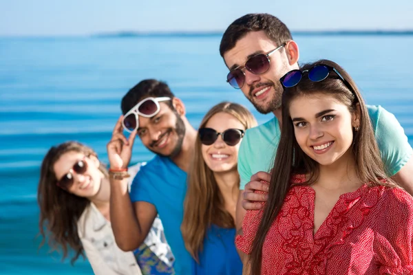 Friends spend a weekend at sea. — Stock Photo, Image