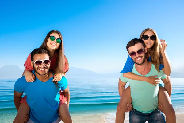 Guys and girls have a rest on the islands. — Stock Photo, Image