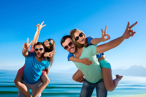 Jóvenes divirtiéndose en la playa . — Foto de Stock