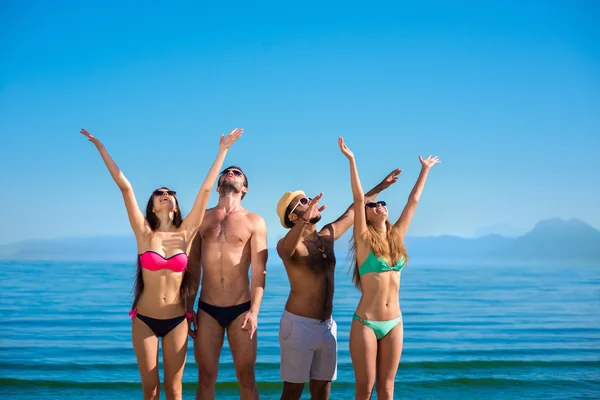 Mladí lidé se těší na dovolenou na ostrově. — Stock fotografie