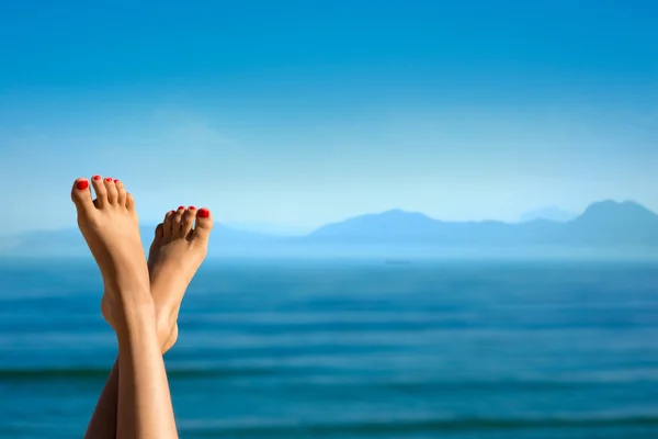 Feet of girl on the background of mountains. — Stock Photo, Image