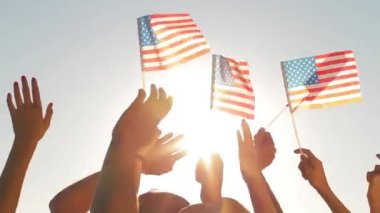 Amerika bayraklarını sallayan vatanseverler.