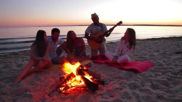 Les jeunes dansent et chantent sur la plage . — Video