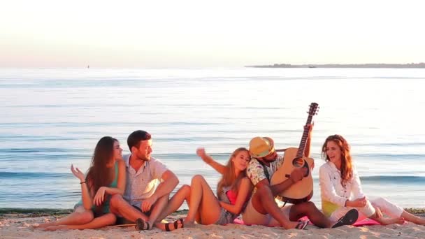 Jeunesse chante émotionnellement et joue de la guitare . — Video